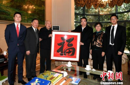 正值新春來(lái)臨之際，許又聲向林文鏡贈(zèng)送了由其題寫(xiě)的“福”字表達(dá)祝福?！⊥鯑|明 攝