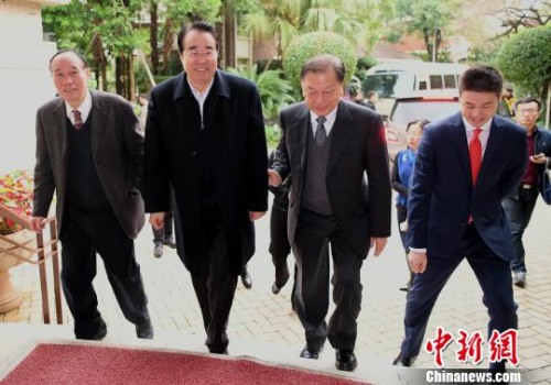 1日上午，中國(guó)國(guó)務(wù)院僑務(wù)辦公室黨組書(shū)記、副主任許又聲在福州看望印尼僑領(lǐng)、融僑集團(tuán)創(chuàng)始人林文鏡?！⊥鯑|明 攝