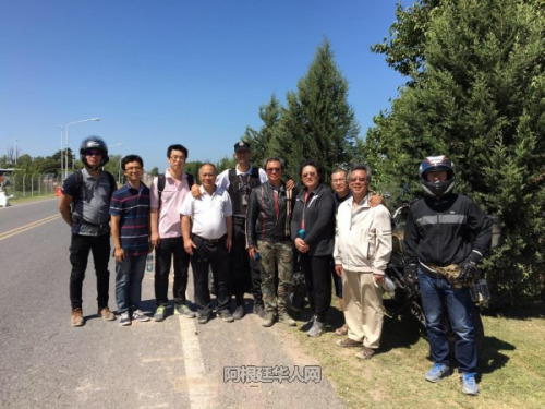 參加尋找的華人與當(dāng)?shù)鼐饺藛T。(阿根廷華人網(wǎng)/柳軍 攝)