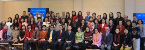 盧海田（前排左八）伍善雄（前排左九）與校長論壇全體合影。 （英國今日華聞網(wǎng)）