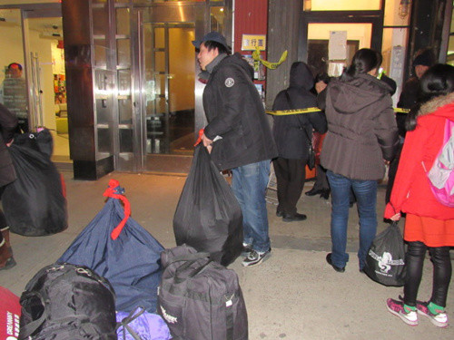 日前華埠包厘街一棟公寓被查封，被強(qiáng)制撤離的住戶僅能在短時(shí)間內(nèi)把需要的衣物打包。(美國(guó)《世界日?qǐng)?bào)》記者/顏嘉瑩 攝)