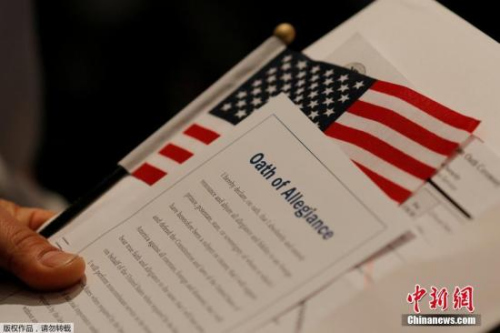 資料圖：當(dāng)?shù)貢r(shí)間2017年2月8日，美國(guó)波士頓，200多名移民參加入籍儀式，正式成為美國(guó)公民。