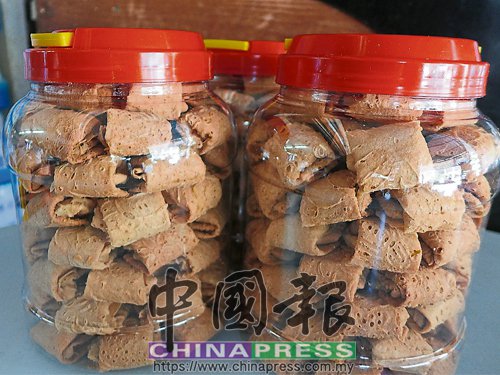 雖然今年的肉松價格又漲，但家庭式制做的肉松“糕甲必”，都抱著薄利多銷的宗旨，沒起價，每罐售35令吉左右。右圖為老一輩喜歡選購的木薯餅。