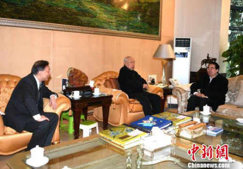 1日上午，中國(guó)國(guó)務(wù)院僑務(wù)辦公室黨組書(shū)記、副主任許又聲在福州看望印尼僑領(lǐng)、融僑集團(tuán)創(chuàng)始人林文鏡?！⊥鯑|明　攝