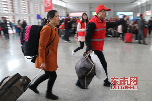 志愿者為旅客提供服務(wù) 施建清/攝