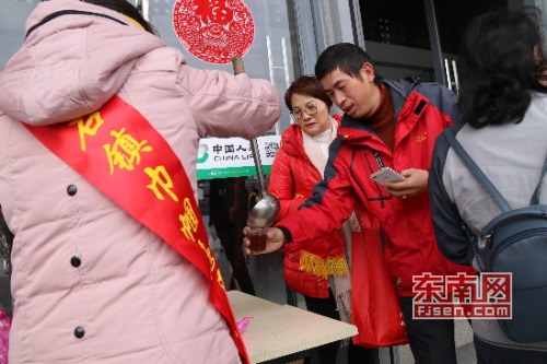 志愿者免費(fèi)供應(yīng)熱姜茶 施建清/攝