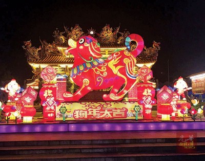 富麗堂皇的廟宇前放置今年的主角“旺旺”，年味十足。(馬來西亞光華網(wǎng))