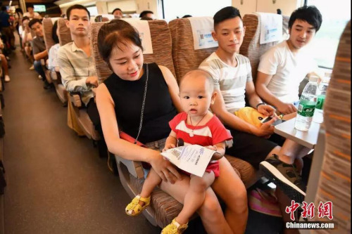 復(fù)興號車內(nèi)環(huán)境。圖片來源 <a target='_blank'  >中新網(wǎng)</a>