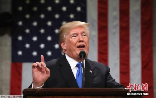 資料圖：當?shù)貢r間2018年1月30日晚，美國總統(tǒng)特朗普在美國國會大廈發(fā)表上任以來的首份國情咨文。白宮此前公布稱，特朗普將在國情咨文中談到經(jīng)濟就業(yè)、基建、移民、貿(mào)易和國家安全五大議題。