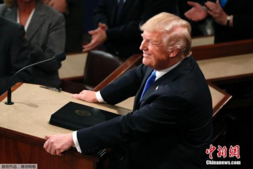 資料圖：當?shù)貢r間2018年1月30日晚，美國總統(tǒng)特朗普在美國國會大廈發(fā)表上任以來的首份國情咨文。白宮此前公布稱，特朗普將在國情咨文中談到經(jīng)濟就業(yè)、基建、移民、貿(mào)易和國家安全五大議題。