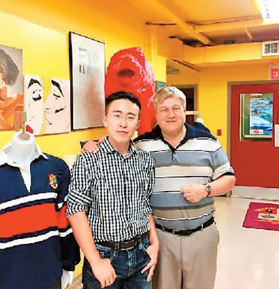 2016年，王帥（左一）在加拿大滑鐵盧市和紅獅領(lǐng)導(dǎo)力學(xué)院院長合影。