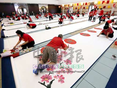 現(xiàn)場(chǎng)繪畫萬狗圖，充滿新年氣息。