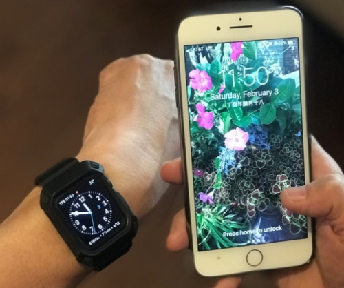 為防范手機(jī)被竊而使個(gè)資外泄，可將手機(jī)與智能型手表配對(duì)，只有兩個(gè)裝置在一起時(shí)，才能打開手機(jī)。(《世界日?qǐng)?bào)》記者陳曼玲╱攝影)