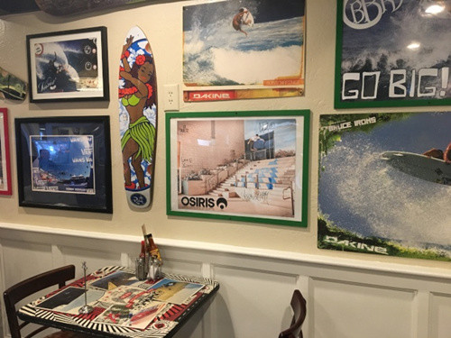 餐廳裝飾用滑板和沖浪板，十分獨特。(美國《世界日報》記者/王全秀子 攝)