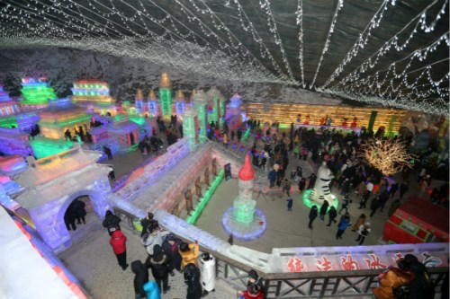 活動現(xiàn)場美麗的冰燈。