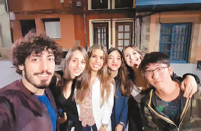 劉嘉瑞（右一）聚集了一批好友，準(zhǔn)備在除夕夜吃火鍋慶祝一番。