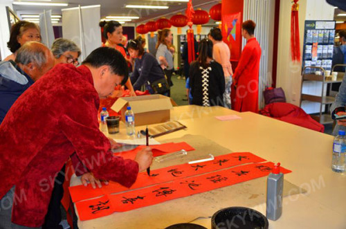 駐新西蘭使館文化處主任寫(xiě)春聯(lián)