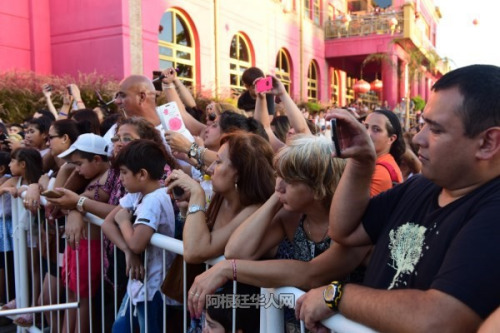 眾多觀眾駐足觀看。（阿根廷華人網(wǎng)）