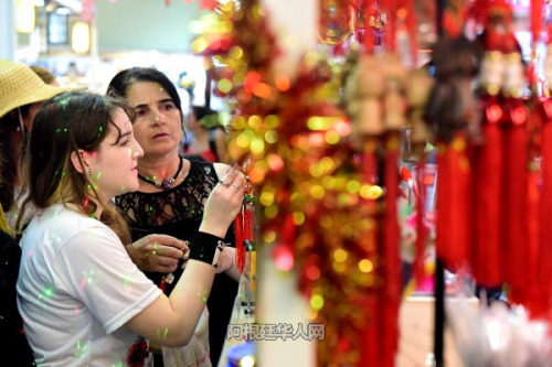 民眾挑選中國飾品。（阿根廷華人網(wǎng)）