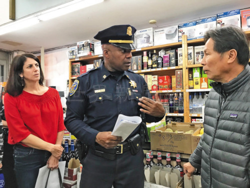 市議員盧凱莉(左)與灣景分局長(zhǎng)福特(中)走訪肖化區(qū)商家，包括海華超市連老板(右)，聽取治安意見。(美國(guó)《世界日?qǐng)?bào)》記者/李秀蘭 攝)