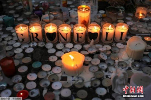 當?shù)貢r間2017年6月18日，英國倫敦，民眾持續(xù)悼念倫敦大火遇難者。6月14日凌晨發(fā)生在英國首都倫敦西部一棟高層居民樓的火災已造成30人死亡，另有58人失蹤，或已遇難。