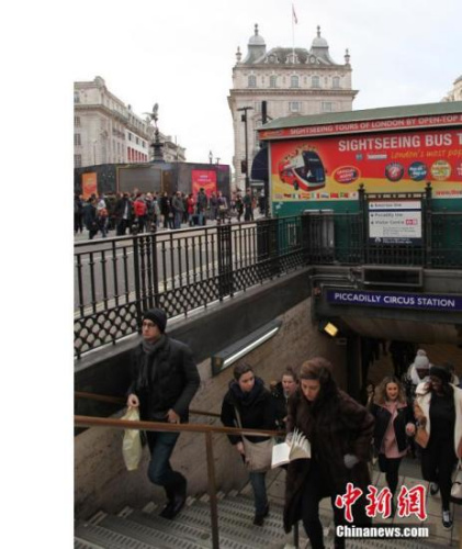 12月30日，節(jié)日的倫敦街頭，一派熱鬧景象。圖為倫敦街頭的一地鐵口。<a target='_blank' >中新社</a>記者 張平 攝