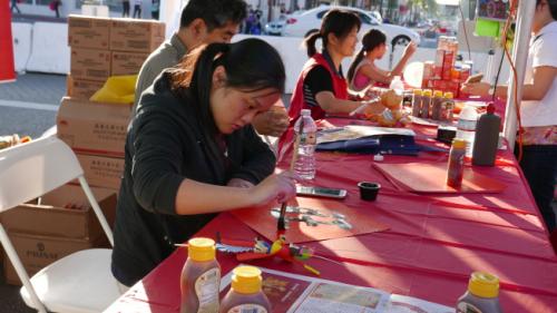 張宇馨在認(rèn)真寫(xiě)書(shū)法。(美國(guó)《世界日?qǐng)?bào)》記者李雪／攝影)