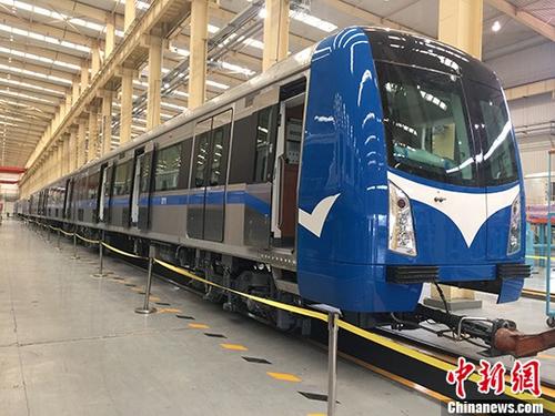 中國中車旗下大連機車車輛有限公司研制的首批出口尼日利亞城鐵車輛，近日在尼日利亞首都阿布賈伊都車站正式亮相。據(jù)介紹，阿布賈城鐵項目一期工程線路總長45公里，采用1435毫米標準軌距，共設12座車站。該線路的開通對尼日利亞國民經(jīng)濟的發(fā)展、改善地區(qū)投資和居住環(huán)境、增加就業(yè)機會、便民出行等具有重要意義。<a target='_blank' >中新社</a>發(fā) 邢毅 攝 鍏
