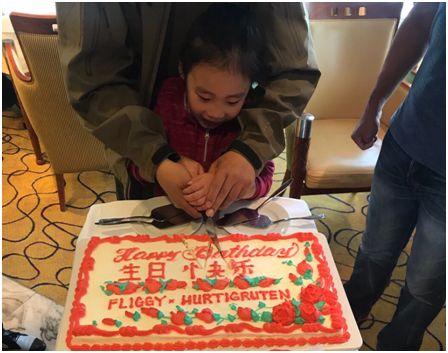 2月4日，飛豬南極專線第二艘船，船長給2月份過生日的乘客慶生，包括年紀(jì)最小的乘客