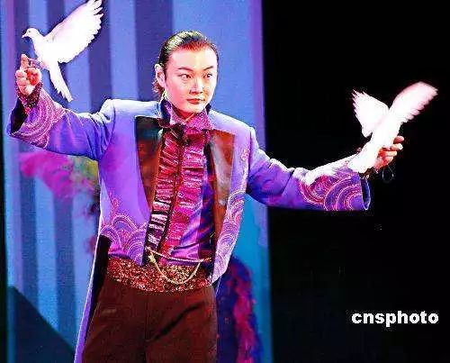 資料圖。李寧，中國(guó)雜技團(tuán)魔術(shù)師，表演風(fēng)格中西兼?zhèn)?、明快流暢，代表作《仙人摘豆》、《喝不完的美酒》、《拼圖幻象》