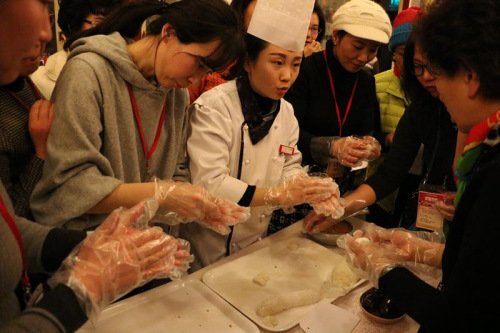 訪問(wèn)團(tuán)一行體驗(yàn)中式糕點(diǎn)制作。