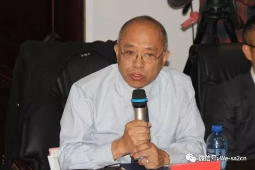 南非籍華人代表潘國鏡代表領(lǐng)保貢獻(xiàn)者發(fā)言。( 圖片來源：南非僑網(wǎng)微信公眾號(hào))