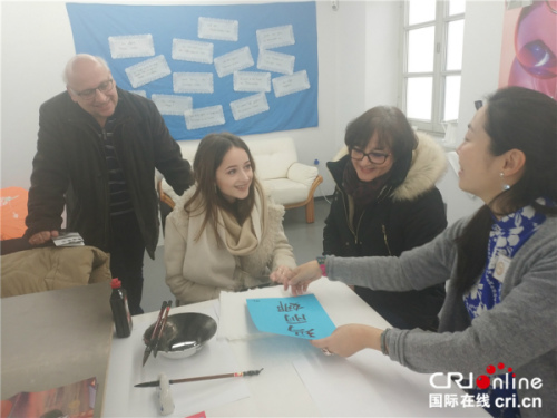 嘉賓學寫漢字。