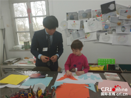 小朋友學習剪紙。