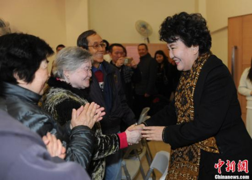 2月7日，中國(guó)國(guó)務(wù)院僑務(wù)辦公室主任裘援平(右)一行到訪澳門(mén)歸僑總會(huì)，為他們提前送上新春?jiǎn)柡?，并在座談?huì)上對(duì)歸僑總會(huì)提出4點(diǎn)希望。<a target='_blank' >中新社</a>記者 譚達(dá)明 攝