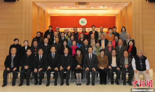 2月7日，中國(guó)國(guó)務(wù)院僑務(wù)辦公室主任裘援平(前排中)一行當(dāng)日到訪澳門(mén)歸僑總會(huì)，為他們提前送上新春?jiǎn)柡?，并在座談?huì)上對(duì)歸僑總會(huì)提出4點(diǎn)希望。<a target='_blank' >中新社</a>記者 譚達(dá)明 攝