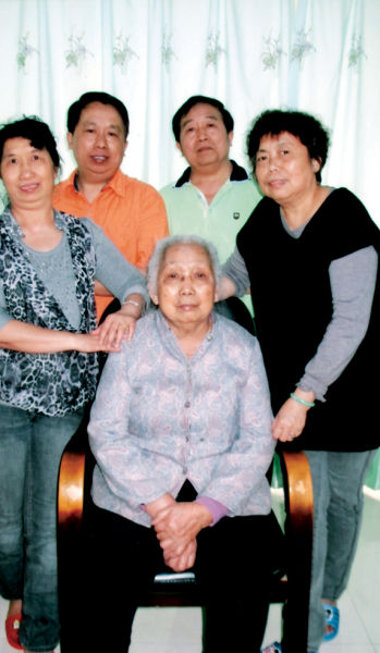 朱春金家人與母親合影。