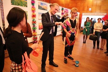 觀眾跟演員學(xué)習(xí)抖空竹。