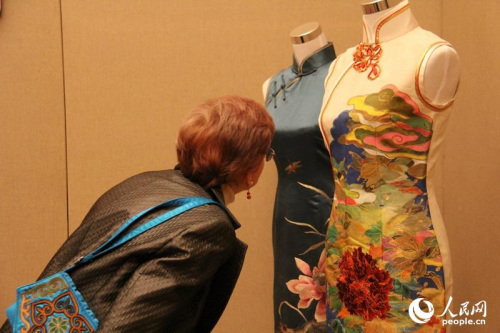 法國觀眾近距離觀看旗袍。龔鳴攝