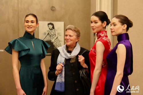 法國觀眾與走秀模特合影。龔鳴攝