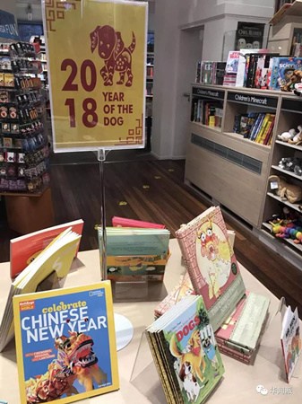 FOYLES書店里“中國新年”兒童讀物。（英國《華聞周刊》微信公眾號/曹劼 攝）