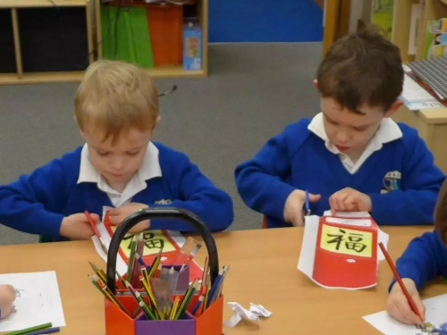 英國埃塞克斯Great Sampford小學(xué)自制的手工龍和福字。（英國《華聞周刊》微信公眾號）