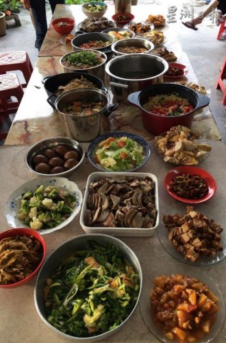 去年回娘家過年的陳苡香，接過團(tuán)年飯的統(tǒng)籌任務(wù)，率領(lǐng)所有堂弟妹，合作煮出這桌“新風(fēng)味”團(tuán)圓飯，也讓他們更了解團(tuán)圓的意義。(馬來西亞《星洲日報(bào)》)