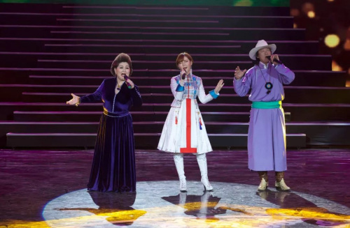 資料圖。吉祥三寶，父親：布仁巴雅爾，國家一級演員，著名音樂家，五個(gè)一工程獲得者；母親：烏日娜，國家一級演員，五個(gè)一工程獲得者，音樂教育家，中央民族大學(xué)聲樂教授；女兒：諾爾曼，新生代獨(dú)立唱作人，創(chuàng)作年齡18年，已有200多首原創(chuàng)詞曲作品。