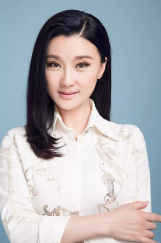 資料圖。朱砂，中國廣播藝術(shù)團(tuán)獨(dú)唱演員，國家一級演員，獲2002年文化部第十屆文華獎(新劇目獎) ，文化部全國曲藝比賽一等獎，廣電部主辦的＂全國民歌精英賽＂金獎。