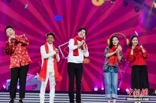 王寶強(qiáng)、劉昊然登臺為華僑華人賀新春