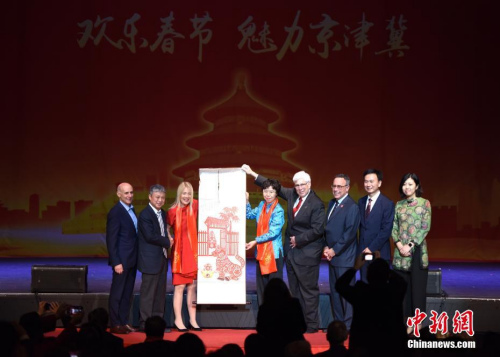 當(dāng)?shù)貢r(shí)間2月10日晚，首屆“歡樂春節(jié)·魅力京津冀”活動(dòng)在美國加利福尼亞州比佛利山市塞班劇院精彩登場。圖為中國對外文化交流協(xié)會(huì)秘書長助理時(shí)堅(jiān)東（右五）及京津冀三地有關(guān)負(fù)責(zé)人向比佛利山市長麗莉·博斯（左三）等美方嘉賓贈(zèng)送禮物。<a target='_blank' >中新社</a>記者 張朔 攝