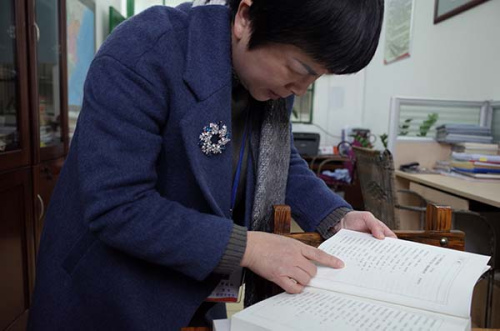 郭曉紅在翻看書中關(guān)于潮汕難民的記載 郭曉紅在翻看書中關(guān)于潮汕難民的記載