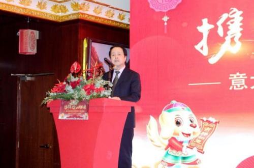 中國(guó)駐佛羅倫薩總領(lǐng)館總領(lǐng)事王輔國(guó)出席普拉托華僑華人聯(lián)誼會(huì)迎春年會(huì)并講話。(圖片來(lái)源：意大利歐聯(lián)網(wǎng))