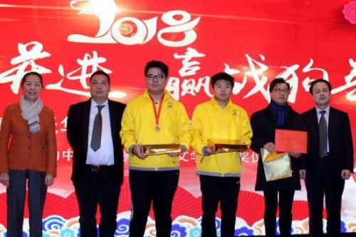 王輔國(guó)總領(lǐng)事(右一)為普拉托華僑華人聯(lián)誼會(huì)中文學(xué)校獲獎(jiǎng)學(xué)生頒獎(jiǎng)。(圖片來(lái)源：意大利歐聯(lián)網(wǎng))